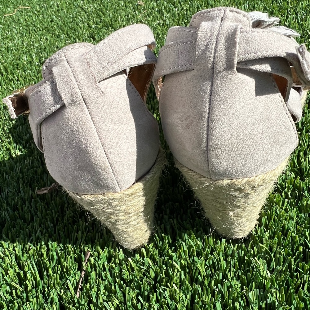 ELLLEN TRACY Wedged Heeled - Picture 2 of 9